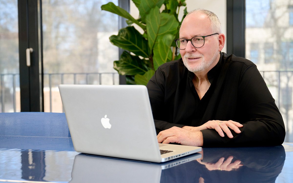 René Greiner bespricht eine Website am Computer