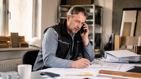 Handwerker am Telefon